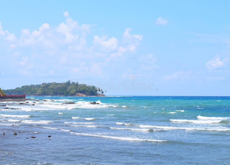 Wellen des ruhigen Sees im blauen Ozean, im klaren Himmel und in der Insel in Abstand - Port Blair, Adnaman-Nikobaren, Indien stockfotos Wellen des ruhigen Sees im blauen Ozean, im klaren Himmel und in der Insel in Abstand - Port Blair, Adnaman-Nikobaren, Indien stockfotos