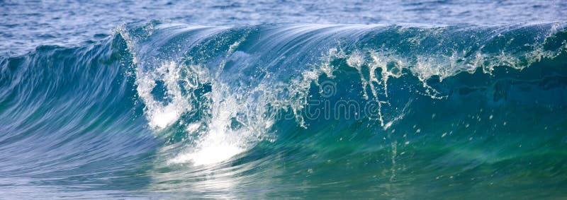 Wellen, die auf dem Ufer brechen