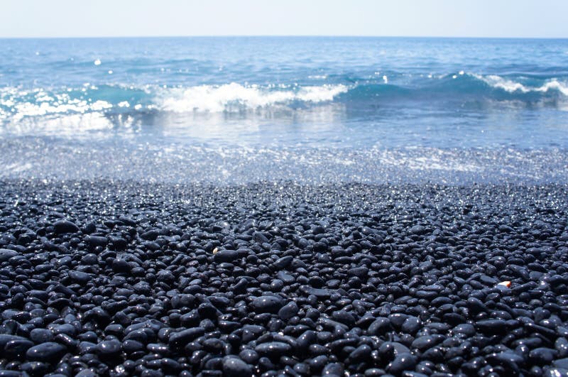 Wellen, die auf einem schwarzen Pebble Beach auf der großen Insel von Hawaii zusammenstoßen stockfoto Wellen, die auf einem schwarzen Pebble Beach auf der großen Insel von Hawaii zusammenstoßen stockfoto