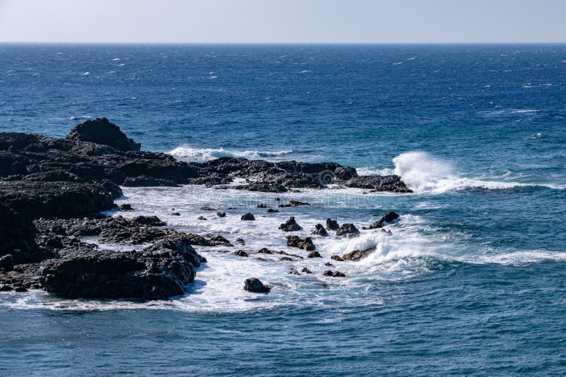 Wellen, die über dem Rand der vulkanischen Felsen des Lavafeldes bei Puerto de Naos, La Palma, Kanarische Inseln brechen stockfoto Wellen, die über dem Rand der vulkanischen Felsen des Lavafeldes bei Puerto de Naos, La Palma, Kanarische Inseln brechen stockfoto