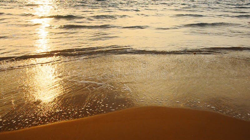 Wellen und goldener Sandstrand