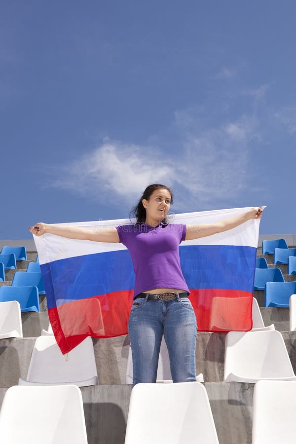 Wellenartig bewegende Flagge des Mädchensportfans stockfotos Wellenartig bewegende Flagge des Mädchensportfans stockfotos