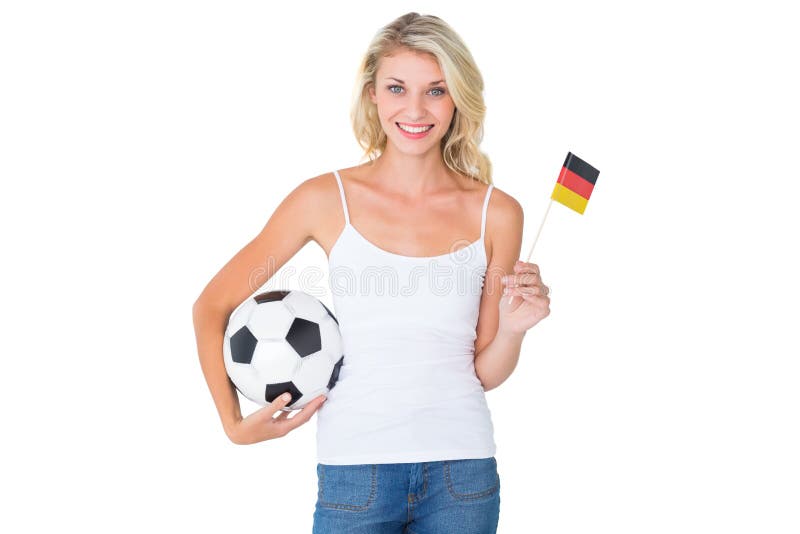 Wellenartig bewegende Flagge des recht deutschen Fußballfans, die Ball hält lizenzfreie stockfotografie Wellenartig bewegende Flagge des recht deutschen Fußballfans, die Ball hält lizenzfreie stockfotografie