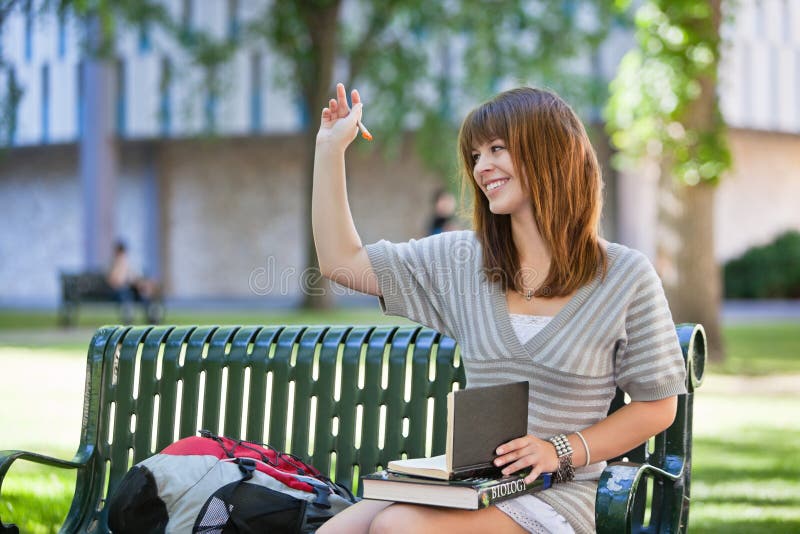 Wellenartig bewegende Hand der Studentin lizenzfreies stockfoto Wellenartig bewegende Hand der Studentin lizenzfreies stockfoto