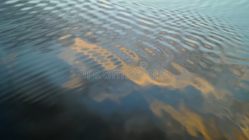 Welligkeit auf Wasser Oberfläche langsame Bewegung Abend Himmel Reflexion natürlichen Hintergrund