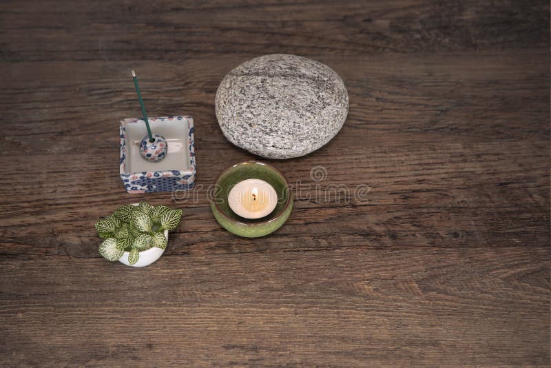 Potentieel Effectief Opname Wellness Deco Arrangement with Burning Candle, Incense Sticks, Round Stone  and Fresh Leaves on Wooden Table, View from Above. Min Stock Photo - Image  of lifestyle, flame: 171601976