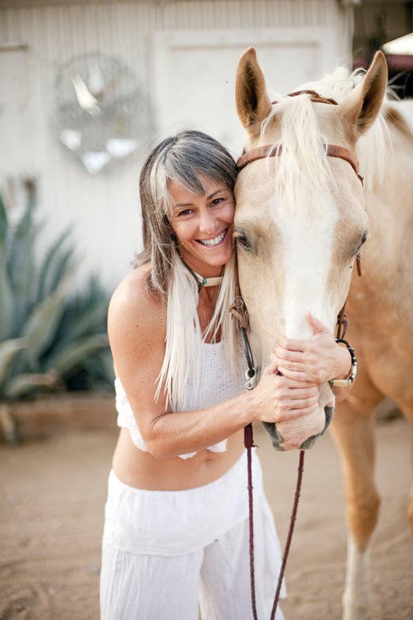 Mulher E Cavalo Pulando Uma Cerca Imagem de Stock - Imagem de equestre,  animal: 208048229