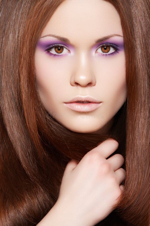 Wellness. Modelo bonito com cabelo reto longo imagens de stock royalty free Wellness. Modelo bonito com cabelo reto longo imagens de stock royalty free