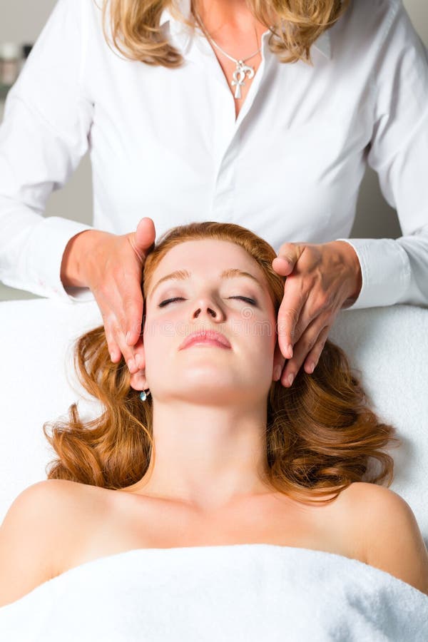 Wellness - vrouw die hoofdmassage in Kuuroord krijgen stock foto Wellness - vrouw die hoofdmassage in Kuuroord krijgen stock foto