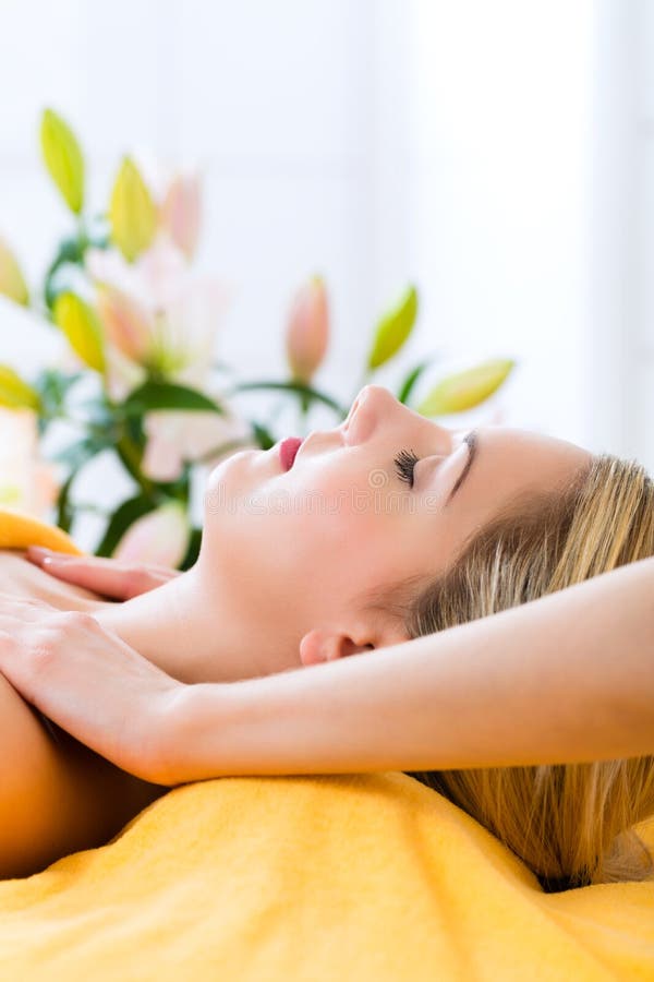 Wellness - vrouw die hoofdmassage in Kuuroord krijgt stock afbeelding Wellness - vrouw die hoofdmassage in Kuuroord krijgt stock afbeelding