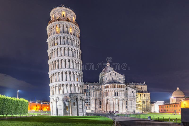 Welt-Erbe-Pisa-Turm, -Baptistery und -kathedrale nachts lizenzfreies stockfoto Welt-Erbe-Pisa-Turm, -Baptistery und -kathedrale nachts lizenzfreies stockfoto