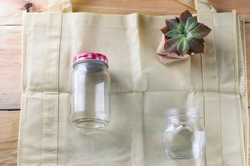 Welt frei vom Plastik Grüne Produkttasche gemacht vom Bambus oder von der Wiederverwendung, saftig und Glasgefäß auf Naturholzhin stockfoto Welt frei vom Plastik Grüne Produkttasche gemacht vom Bambus oder von der Wiederverwendung, saftig und Glasgefäß auf Naturholzhin stockfoto