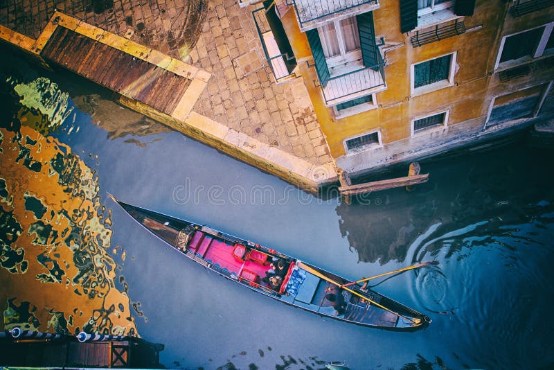 Wenecja - gondola w małym kanale fotografia stock Wenecja - gondola w małym kanale fotografia stock