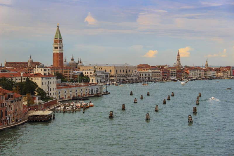 Wenecja panorama od morza podczas magicznego zmierzchu