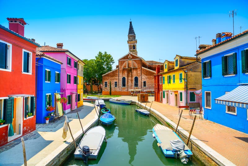 Wenecja punkt zwrotny, Burano wyspa kanał, kolorowi domy, kościół i łodzie, Włochy