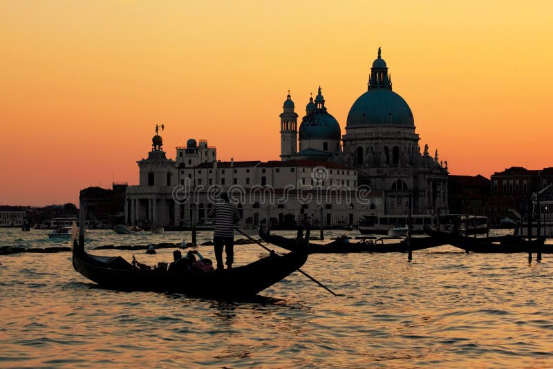 Wenecja, Włochy. Gondola na kanał grande przy zmierzchem
