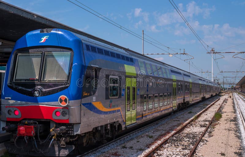 Wenecja, Włochy - 08 2018 Maj: Taborowy Trenitalia przy dworcem Wenecja Zakończenie Pociąg i furgony jesteśmy błękitni zdjęcia royalty free Wenecja, Włochy - 08 2018 Maj: Taborowy Trenitalia przy dworcem Wenecja Zakończenie Pociąg i furgony jesteśmy błękitni zdjęcia royalty free