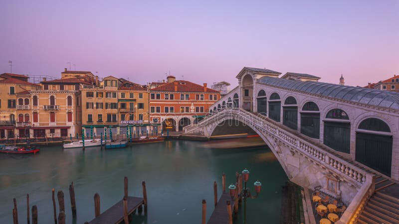 Wenecja włochy na moście rialto nad kanałem grand