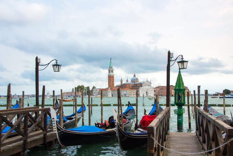 Wenecja Włochy, Wrzesień, - 07, 2017: Gondole na Kanałowy Grande z San Giorgio Maggiore kościół w tle, zdjęcie royalty free Wenecja Włochy, Wrzesień, - 07, 2017: Gondole na Kanałowy Grande z San Giorgio Maggiore kościół w tle, zdjęcie royalty free