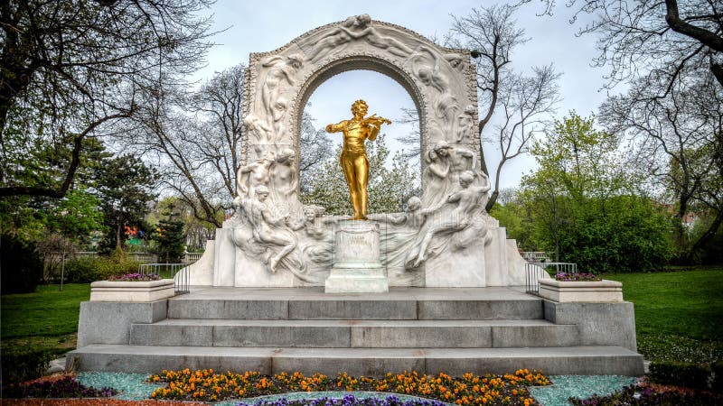 Wenen, Oostenrijk - April 20, 2013: Gouden Standbeeld van Johann Strauss Playing een Viool in Stadtpark stock afbeelding Wenen, Oostenrijk - April 20, 2013: Gouden Standbeeld van Johann Strauss Playing een Viool in Stadtpark stock afbeelding