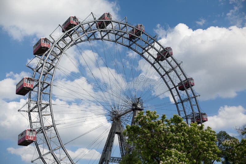 Wenen, Oostenrijk 5 JUNI, 2018: Prater Reuzeferris wheel wiener riesenrad van 1897, historisch stadsoriëntatiepunt royalty-vrije stock foto Wenen, Oostenrijk 5 JUNI, 2018: Prater Reuzeferris wheel wiener riesenrad van 1897, historisch stadsoriëntatiepunt royalty-vrije stock foto