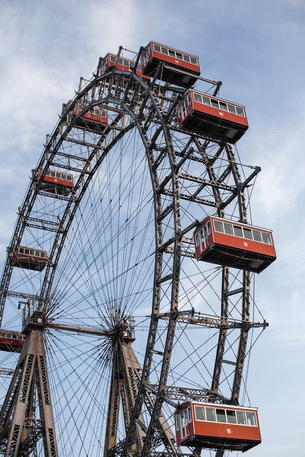 Wenen, Oostenrijk 5 JUNI, 2018: Prater Reuzeferris wheel wiener riesenrad van 1897, historisch stadsoriëntatiepunt royalty-vrije stock afbeelding Wenen, Oostenrijk 5 JUNI, 2018: Prater Reuzeferris wheel wiener riesenrad van 1897, historisch stadsoriëntatiepunt royalty-vrije stock afbeelding