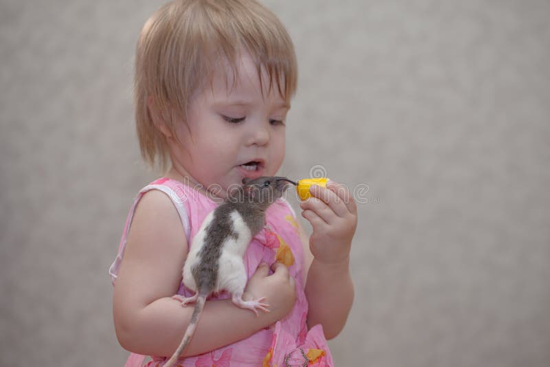 Wenig Baby zieht die Maus ein M?dchen, das mit einer Ratte spielt lizenzfreie stockfotos Wenig Baby zieht die Maus ein M?dchen, das mit einer Ratte spielt lizenzfreie stockfotos