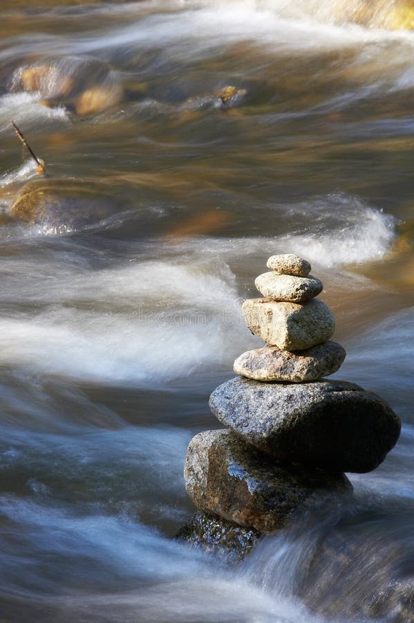 Wenig Bach mit Felsen lizenzfreie stockbilder Wenig Bach mit Felsen lizenzfreie stockbilder