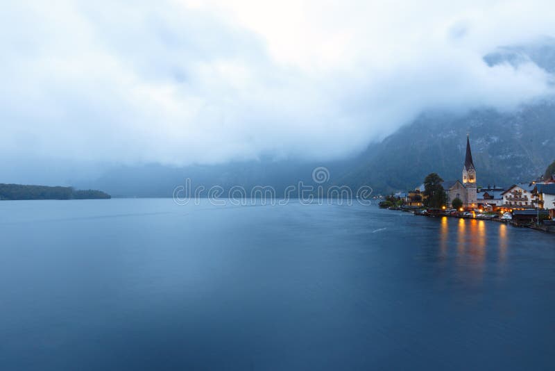 Wenig berühmtes Hallstatt-Dorf in den Alpen an der Dämmerung in Österreich stockfotografie Wenig berühmtes Hallstatt-Dorf in den Alpen an der Dämmerung in Österreich stockfotografie