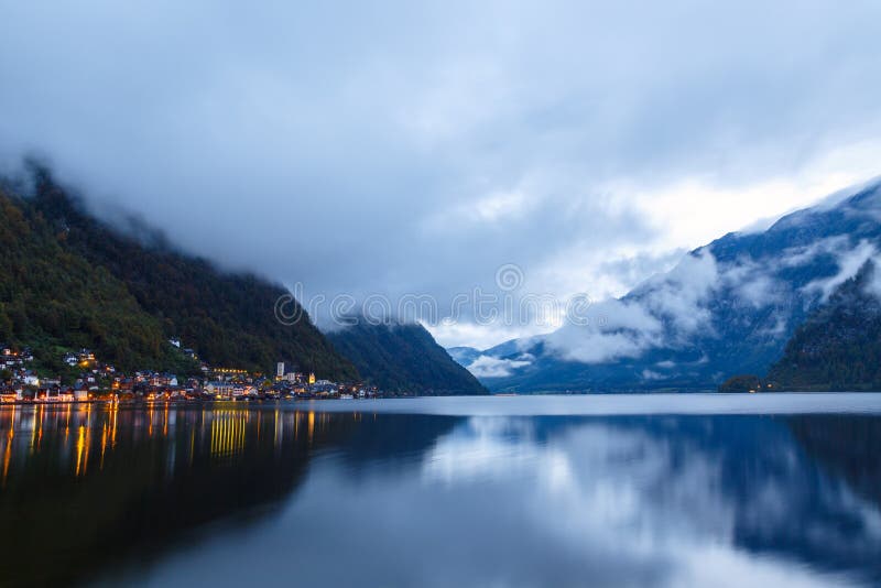 Wenig berühmtes Hallstatt-Dorf in den Alpen an der Dämmerung in Österreich lizenzfreie stockfotografie Wenig berühmtes Hallstatt-Dorf in den Alpen an der Dämmerung in Österreich lizenzfreie stockfotografie