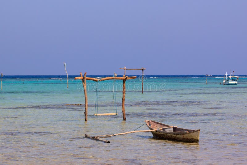 Wenig Boot und swining Pfosten im Wasser der ursprünglichen Küsten von Karimunjawa, Java, Indonesien stockfotos Wenig Boot und swining Pfosten im Wasser der ursprünglichen Küsten von Karimunjawa, Java, Indonesien stockfotos