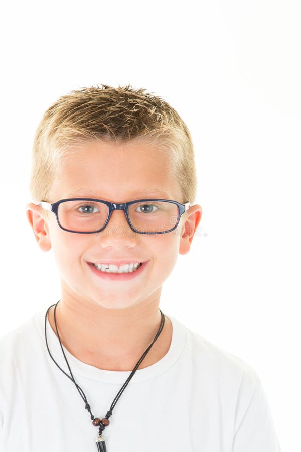 Wenig der Junge, der mit Glasporträt blond ist, tragen weißes stockbilder Wenig der Junge, der mit Glasporträt blond ist, tragen weißes stockbilder