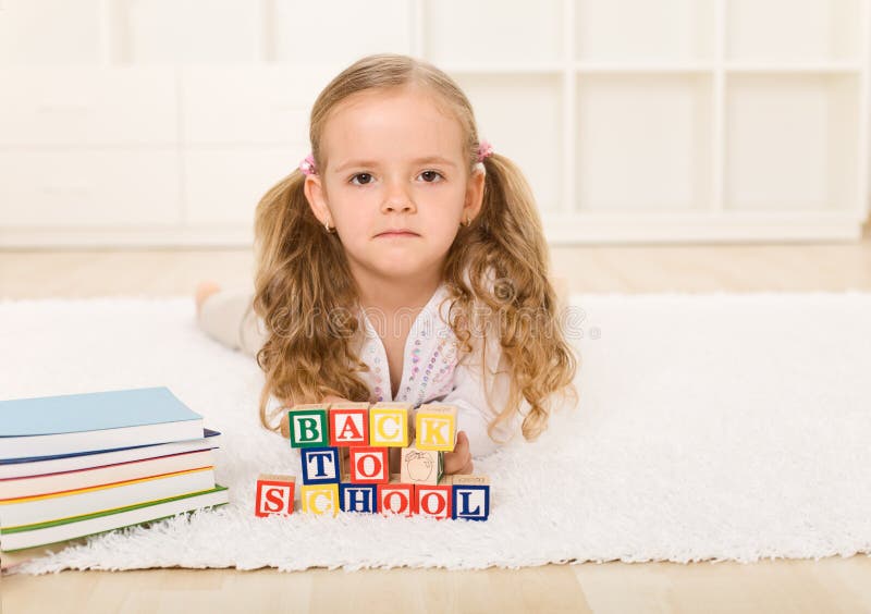 Wenig glückliches zur Schule zurück gehen des Mädchens nicht zu lizenzfreie stockbilder Wenig glückliches zur Schule zurück gehen des Mädchens nicht zu lizenzfreie stockbilder