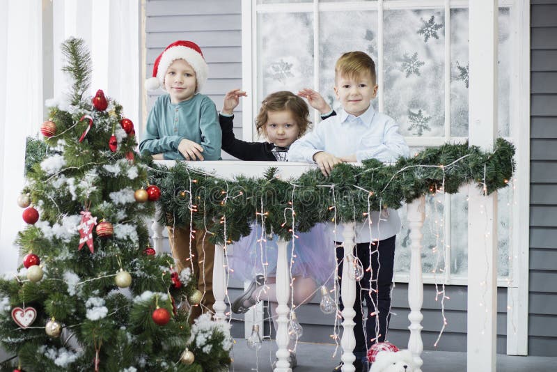 Wenig Kinder in Erwartung des neuen Jahres und des Weihnachten Drei Kleinkinder haben Spa? und spielen nahe Weihnachtsbaum lizenzfreie stockfotografie