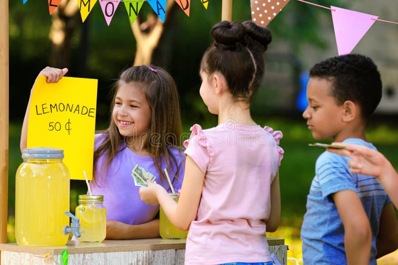 Wenig Mädchen, das natürliche Limonade an Kinder im Park verkauft lizenzfreie stockfotos Wenig Mädchen, das natürliche Limonade an Kinder im Park verkauft lizenzfreie stockfotos