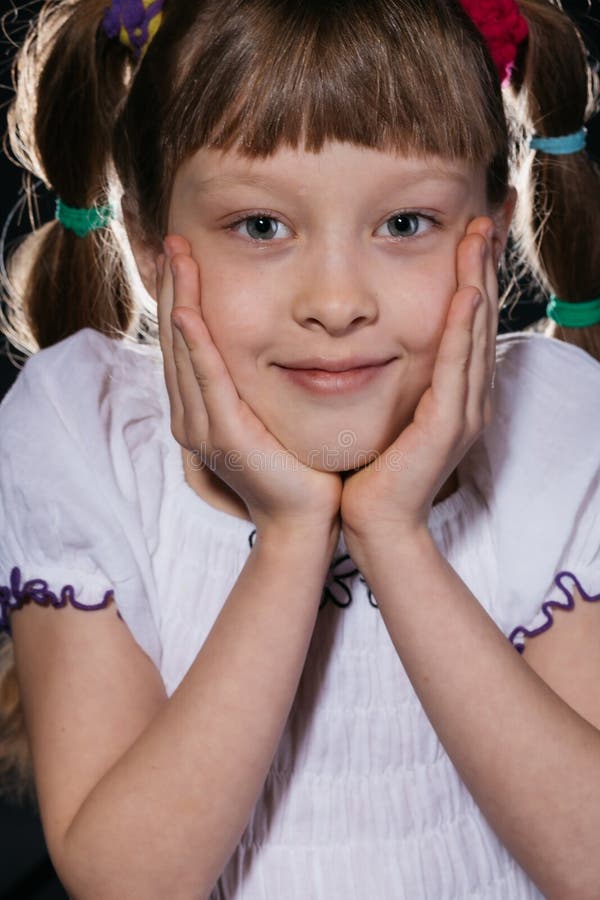 Wenig Mädchen im leichten Kleid lizenzfreies stockfoto