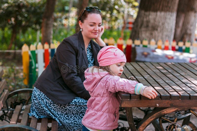 Wenig Mädchen mit Mutter im Park lizenzfreies stockbild Wenig Mädchen mit Mutter im Park lizenzfreies stockbild