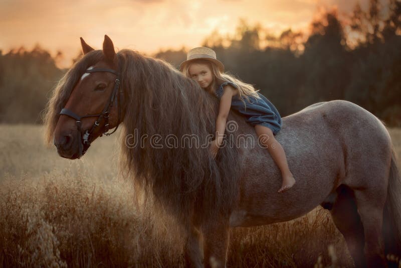 Wenig Mädchen mit Palominominiaturpferd am Sommertag lizenzfreies stockfoto