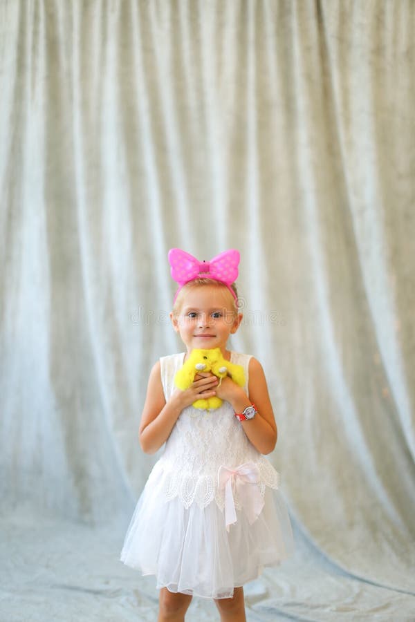 Wenig Mädchenstellung mit Spielzeug am Fotostudio stockbild Wenig Mädchenstellung mit Spielzeug am Fotostudio stockbild