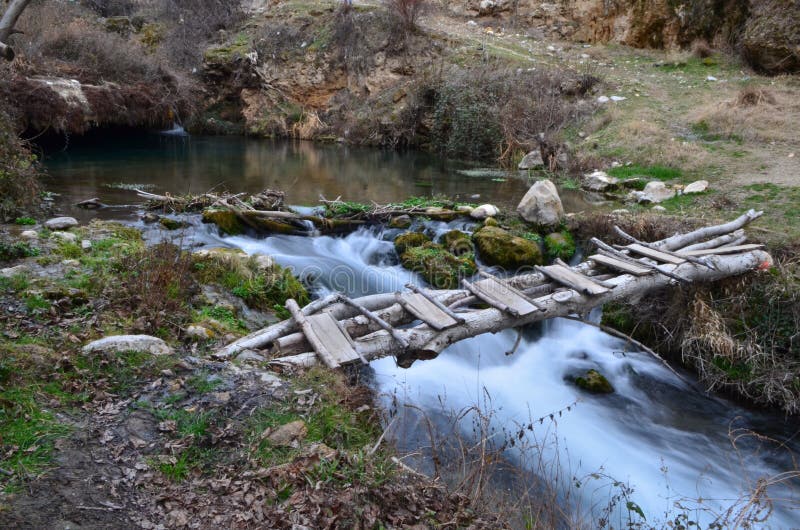 Wenig nette Holzbrücke stockfotos