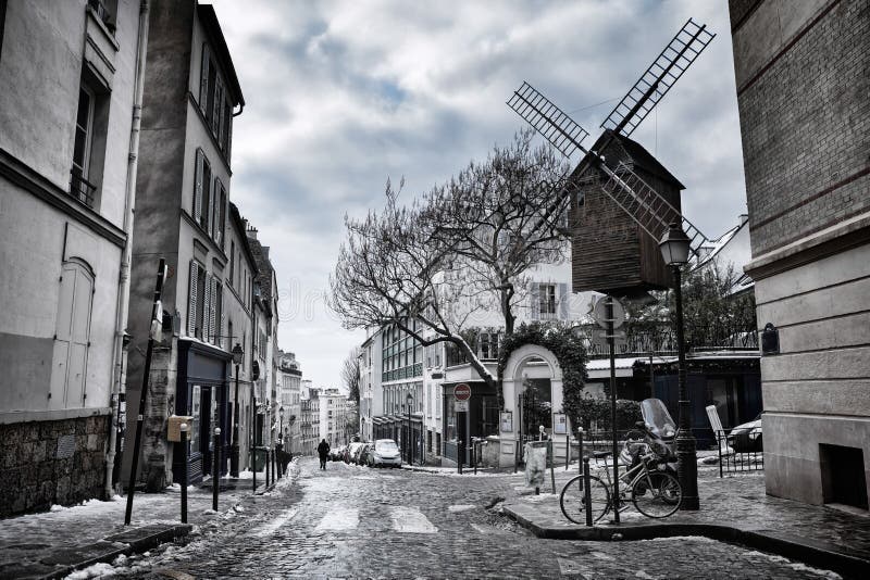 Wenig Straße im Winter in Montmartre, Paris, Frankreich stockbild Wenig Straße im Winter in Montmartre, Paris, Frankreich stockbild