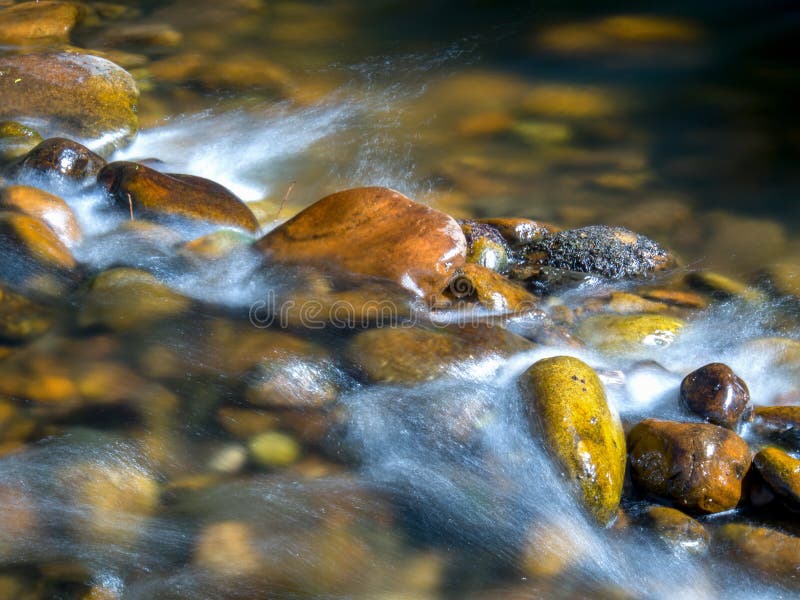 Wenig Wasserfall auf einem Fluss lizenzfreies stockbild Wenig Wasserfall auf einem Fluss lizenzfreies stockbild