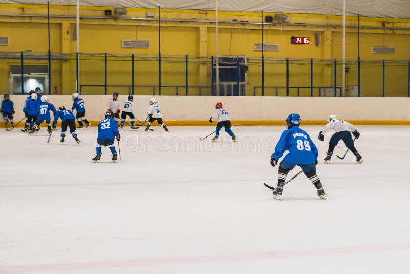 Wenige Jungen im Training am Hockey schlagen mit einer Keule lizenzfreie stockbilder Wenige Jungen im Training am Hockey schlagen mit einer Keule lizenzfreie stockbilder