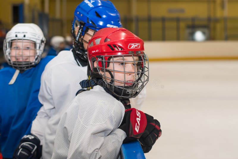 Wenige Jungen im Training am Hockey schlagen mit einer Keule stockfotografie Wenige Jungen im Training am Hockey schlagen mit einer Keule stockfotografie