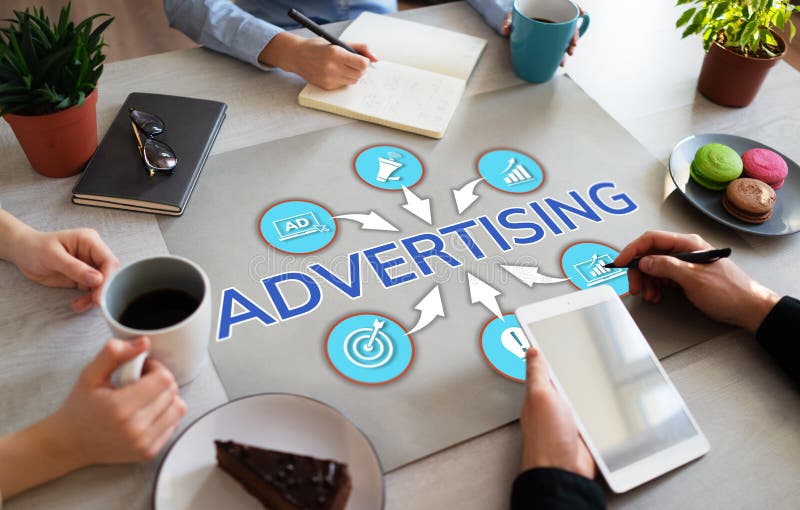 Werbung von den Marketingstrategieentwicklungs-Geschäftsvölkern, die im Büro arbeiten