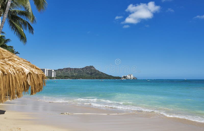 Wereldberoemd Waikiki-Strand met Diamond Head op het Hawaiiaanse Eiland Oahu royalty-vrije stock afbeeldingen Wereldberoemd Waikiki-Strand met Diamond Head op het Hawaiiaanse Eiland Oahu royalty-vrije stock afbeeldingen