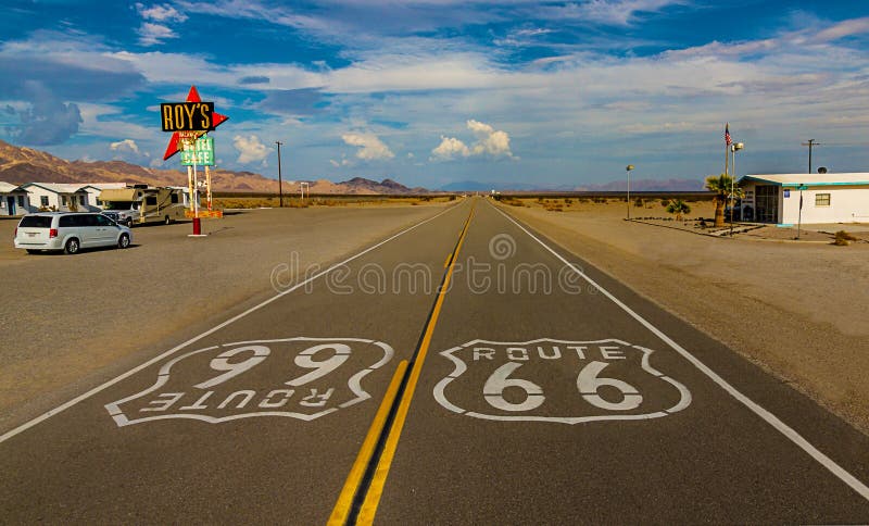 Wereldberoemde en historische Route 66 -tekens op weg bij het iconische Motel van Roy ` s en Koffie in Amboy, Californië royalty-vrije stock foto Wereldberoemde en historische Route 66 -tekens op weg bij het iconische Motel van Roy ` s en Koffie in Amboy, Californië royalty-vrije stock foto