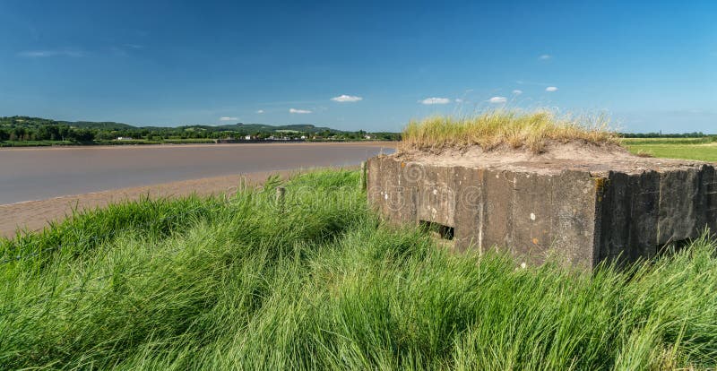 Wereldoorlog 2 machinegeweerbunker die over de Hoefijzerkromming van de Rivier Severn kijken, stock afbeelding Wereldoorlog 2 machinegeweerbunker die over de Hoefijzerkromming van de Rivier Severn kijken, stock afbeelding