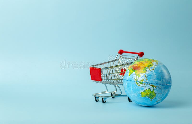 Wereldverkoop- en internetverkoopconcept Supermarktkar met aardbol op blauwe achtergrond Wereldhandel en levering van aankopen royalty-vrije stock fotografie Wereldverkoop- en internetverkoopconcept Supermarktkar met aardbol op blauwe achtergrond Wereldhandel en levering van aankopen royalty-vrije stock fotografie
