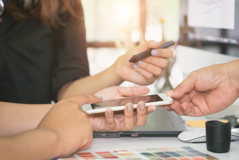 Werk die van de ontwerper het grafische creatieve creativiteit ontwerpend arti spreken stock afbeelding Werk die van de ontwerper het grafische creatieve creativiteit ontwerpend arti spreken stock afbeelding